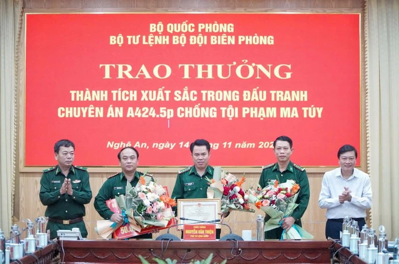 Thiếu tướng Nguyễn Văn Thiện, Phó Tư lệnh Bộ đội Biên phòng và Phó Chủ tịch Ủy ban nhân dân tỉnh Nghệ An Lê Hồng Vinh trao Bằng khen cho các đơn vị có thành tích xuất sắc trong đấu tranh Chuyên án A424.5p.