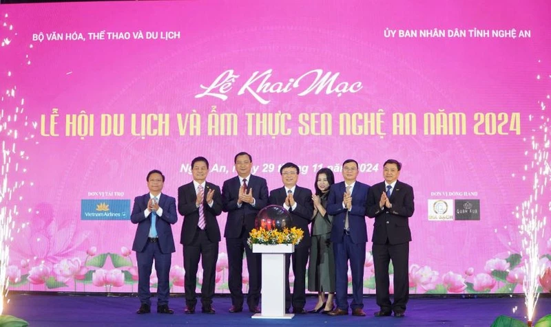 Các đại biểu ấn nút khai mạc lễ hội du lịch và ẩm thực Sen năm 2024.