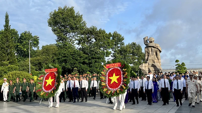 Đoàn đại biểu Thành phố Hồ Chí Minh dâng hương, dâng hoa tại Nghĩa trang liệt sĩ thành phố.