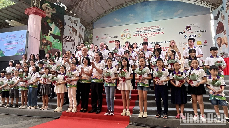 Các đại biểu tặng 50 chậu cây “sống đời” cho 50 học sinh tiêu biểu của 2 nước Việt Nam và Canada tại Thành phố Hồ Chí Minh.