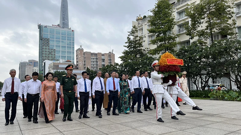 Lãnh đạo Thành phố Hồ Chí Minh dâng hoa tại Công viên Tượng đài Chủ tịch Hồ Chí Minh.