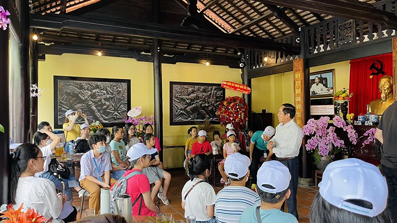 Các em thiếu nhi tham quan Bảo tàng Biệt động Sài Gòn- Gia Định.