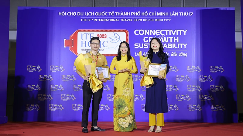 Bà Nguyễn Thị Ánh Hoa, Giám đốc Sở Du lịch Thành phố Hồ Chí Minh vinh danh các nhà tài trợ kim cương.