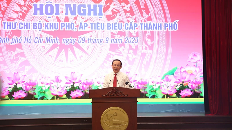 Đồng chí Nguyễn Văn Nên, Ủy viên Bộ Chính trị, Bí thư Thành ủy Thành phố Hồ Chí Minh phát biểu tại hội nghị biểu dương.