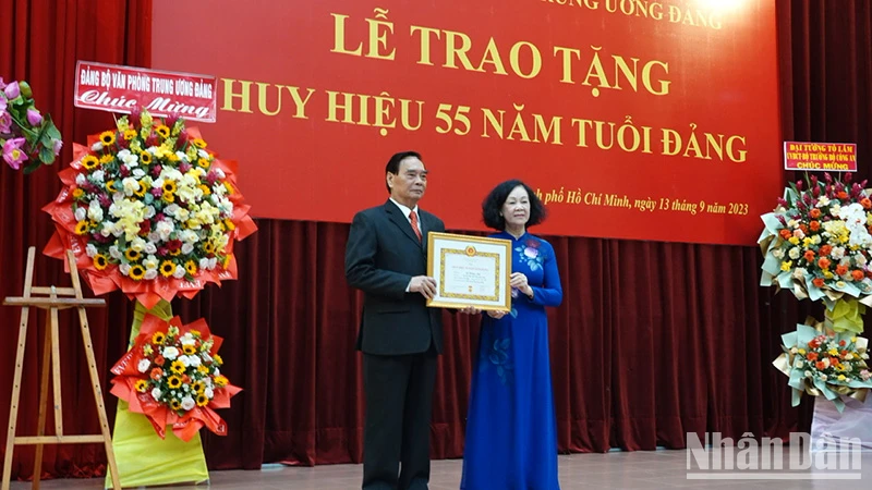 Đồng chí Trương Thị Mai, Thường trực Ban Bí thư, Trưởng Ban tổ chức Trung ương trao Huy hiệu 55 năm tuổi Đảng cho đồng chí Lê Hồng Anh.