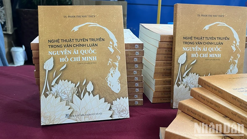 Bìa cuốn sách “Nghệ thuật tuyên truyền trong văn chính luận Nguyễn Ái Quốc-Hồ Chí Minh”.