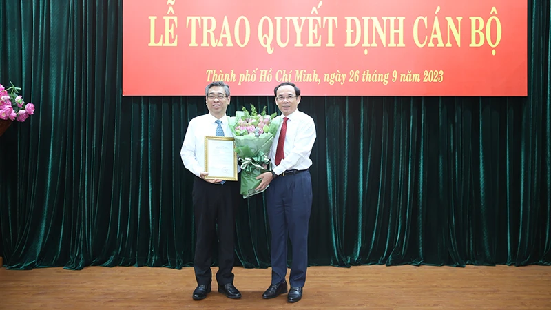 Đồng chí Nguyễn Văn Nên, Bí thư Thành ủy Thành phố Hồ Chí Minh trao quyết định cho đồng chí Nguyễn Phước Lộc. (Ảnh: Long Hồ)