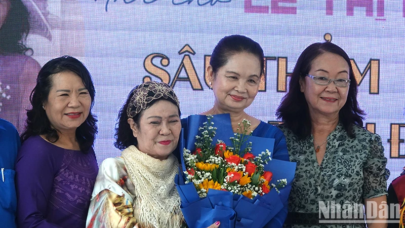 Nhà thơ Lê Thị Kim (thứ hai từ trái sang) nhận hoa chúc mừng của Hội Nhà văn Thành phố Hồ Chí Minh.