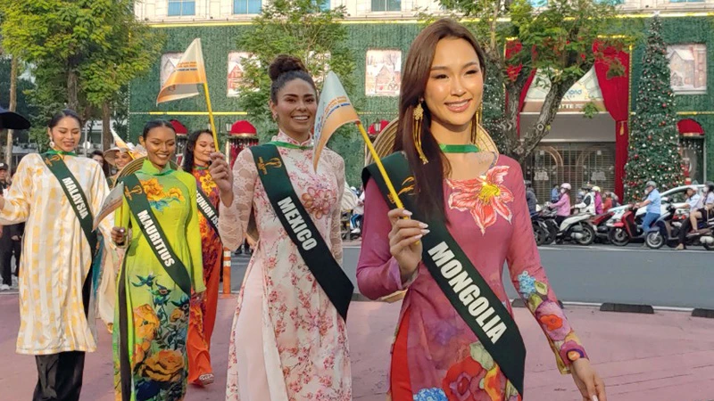 Các hoa hậu diễu hành trong buổi khai mạc Tuần lễ du lịch Thành phố Hồ Chí Minh lần thứ 3.