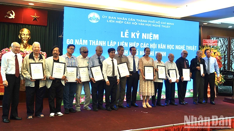 Lãnh đạo Thành phố Hồ Chí Minh trao Bằng Cống Hiến cho các văn nghệ sĩ có nhiều đóng góp cho hoạt động văn học nghệ thuật Thành phố.