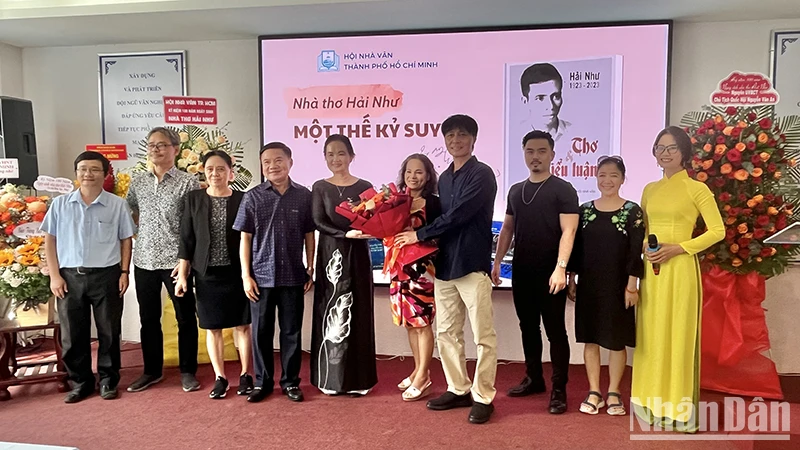 Đại diện gia đình nhà thơ Hải Như tặng hoa cho Hội Nhà văn Thành phố Hồ Chí Minh.
