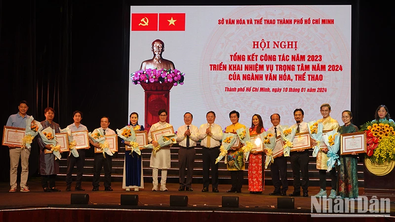 Trao Bằng khen của Ủy ban nhân dân Thành phố Hồ Chí Minh cho các cá nhân có thành tích xuất sắc trong năm 2023.