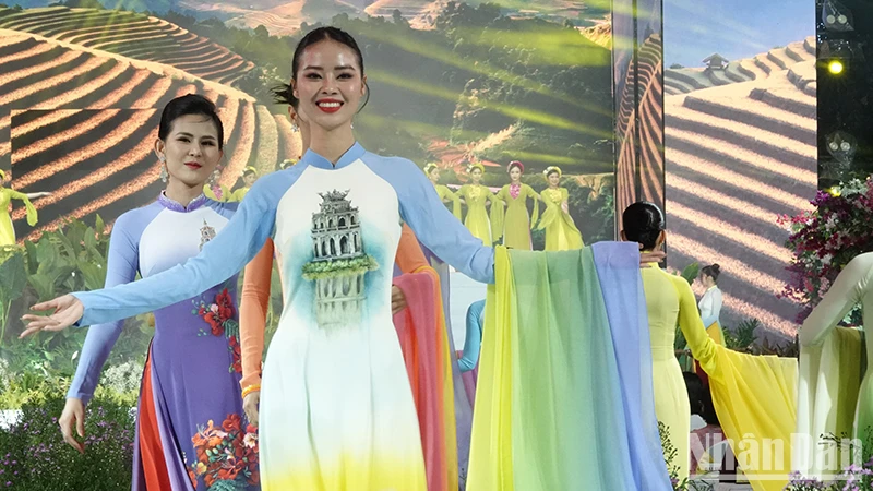 Biểu diễn thời trang áo dài trong chương trình Lễ hội Áo dài Thành phố Hồ Chí Minh 2023.