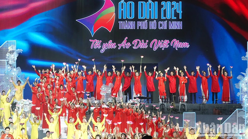 Chương trình khai mạc Lễ hội Áo dài Thành phố Hồ Chí Minh lần thứ 10 tạo ấn tượng cho công chúng.