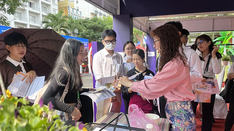 Người dân đến tìm hiểu các sản phẩm du lịch tại Ngày hội Du lịch Thành phố Hồ Chí Minh lần thứ 19.