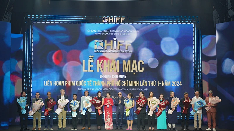 Ban tổ chức tặng hoa cho thành viên ban giám khảo Liên hoan phim. 