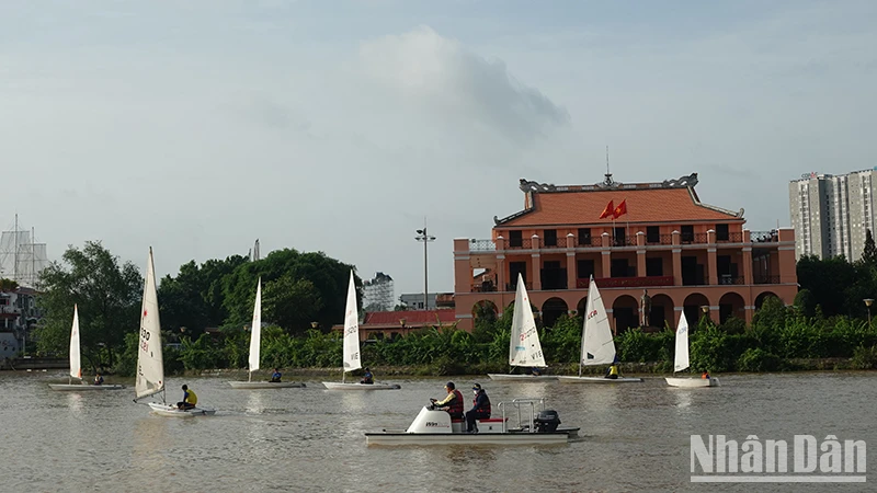 Sự kiện diễu hành trên sông trong lễ khai mạc Lễ hội Sông nước Thành phố Hồ Chí Minh lần thứ nhất năm 2023.