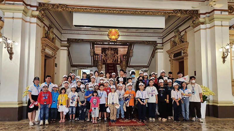Các em tham quan trụ sở Hội đồng nhân dân-Ủy ban nhân dân Thành phố Hồ Chí Minh.