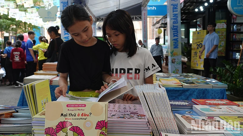 Độc giả nhí tìm sách thiếu nhi tại Hội Sách thiếu nhi Thành phố Hồ Chí Minh năm 2023.