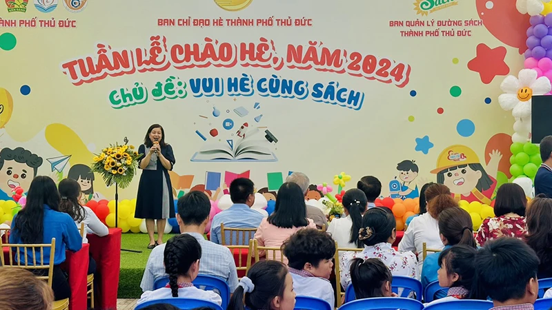 Bà Nguyễn Ánh Tuyết, Phó Giám đốc Công ty Đường Sách Thành phố Hồ Chí Minh thông tin về các sự kiện.