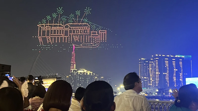 Người dân Thành phố Hồ Chí Minh xem màn trình diễn nghệ thuật ánh sáng bằng thiết bị không người lái trong buổi lễ bế mạc lễ hội.