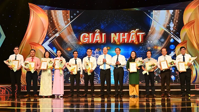Lãnh đạo Thành phố Hồ Chí Minh trao giải Nhất cho các tác giả đoạt giải.