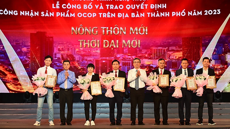 Trao quyết định công nhận sản phẩm OCOP trên địa bàn Thành phố Hồ Chí Minh năm 2023. (Ảnh: Quốc Thanh)