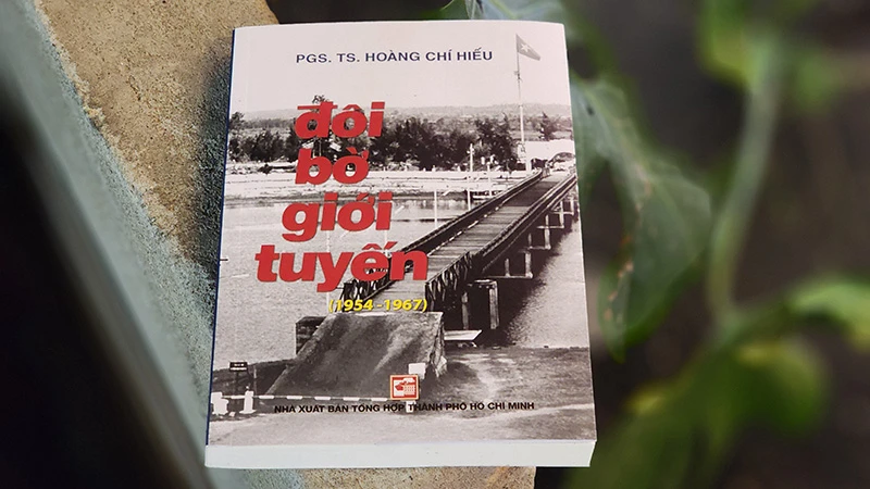 Bìa cuốn sách "Đôi bờ giới tuyến (1954-1967) của tác giả Hoàng Chí Hiếu vừa được tái bản.