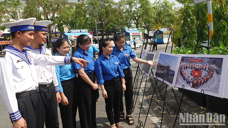 Các bạn trẻ tham quan triển lãm ảnh "Yêu lắm Trường Sa ơi!".