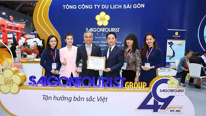 Ban Tổ chức trao giải Gian hàng đẹp Giải D trên 90m2 cho Saigontourist Group.