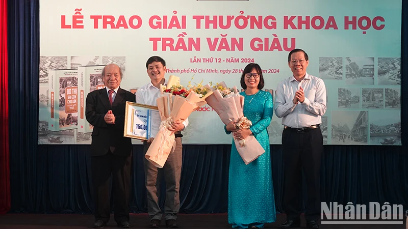 Trao Giải thưởng khoa học Trần Văn Giàu lần thứ 12 cho hai tác giải Võ Nguyên Phong và Cù Thị Dung.