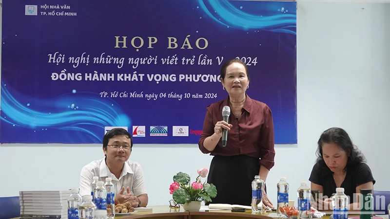 Nhà văn Bích Ngân, Chủ tịch Hội Nhà văn Thành phố Hồ Chí Minh phát biểu tại buổi họp báo.