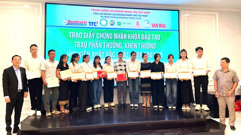 Trao chứng nhận cho các học viên.