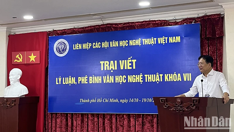 Nghệ sĩ Nhân dân, Họa sĩ Vương Duy Biên, Phó Chủ tịch Liên hiệp các hội Văn học nghệ thuật Việt Nam phát biểu tại buổi khai mạc trại viết.