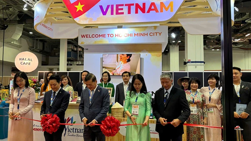 Lễ cắt băng khai mạc gian hàng du lịch Vietnam - Thành phố Hồ Chí Minh tại Hội chợ ITB Asia 2024. (Ảnh Sở Du lịch cung cấp).