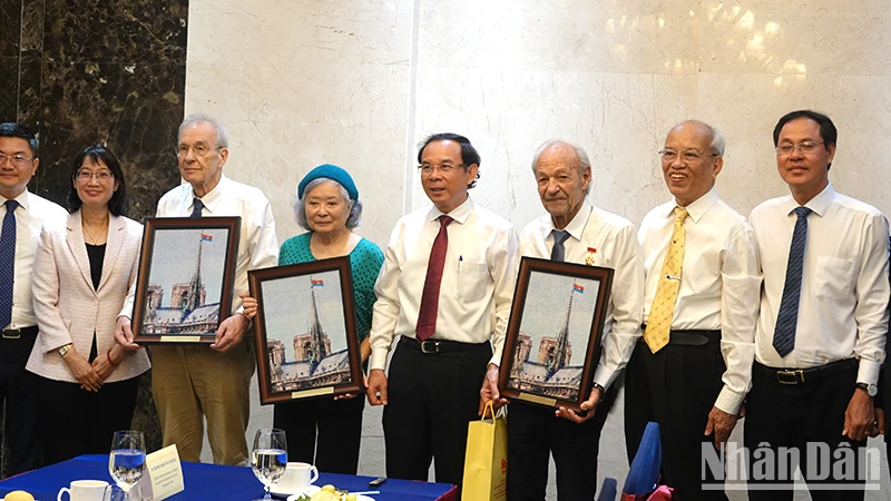 Lãnh đạo Thành phố Hồ Chí Minh chụp ảnh lưu niệm với những người bạn Thụy Sĩ và các đại biểu.