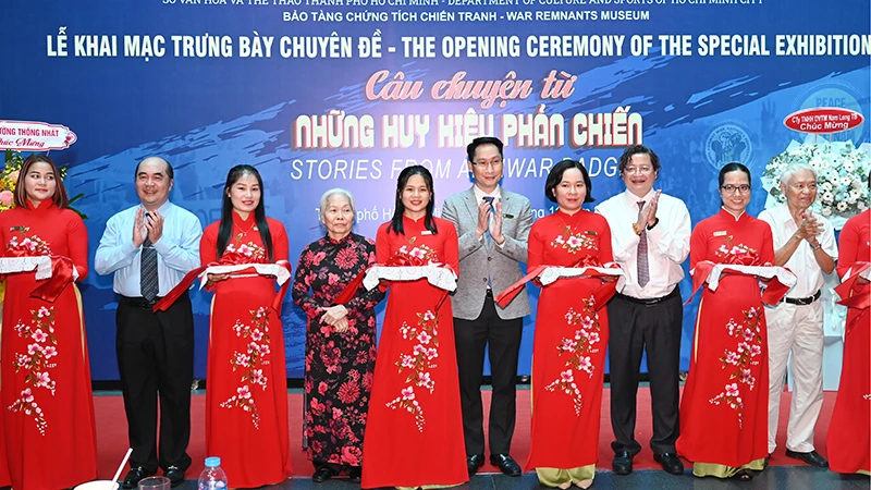 Nghi thức cắt băng khai mạc trưng bày chuyên đề "Câu chuyện từ những huy hiệu phản chiến". (Ảnh: Quốc Thanh)