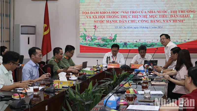 Quang cảnh buổi tọa đàm.