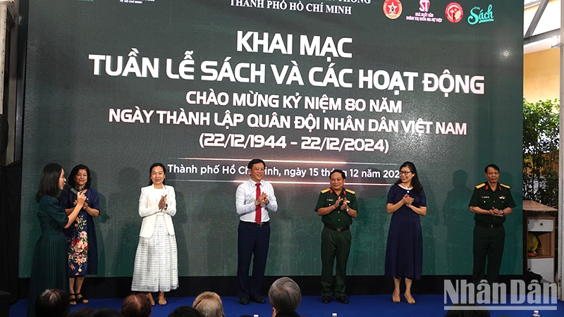 Các đại biểu thực hiện nghi thức khai mạc Tuần lễ sách kỷ niệm 80 năm Ngày thành lập Quân đội nhân dân Việt Nam (22/12/1944-22/12/2024).