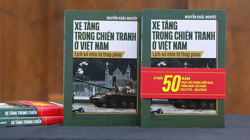 Bìa cuốn sách "Xe tăng trong chiến tranh ở Việt Nam-Lịch sử nhìn từ tháp pháo”.