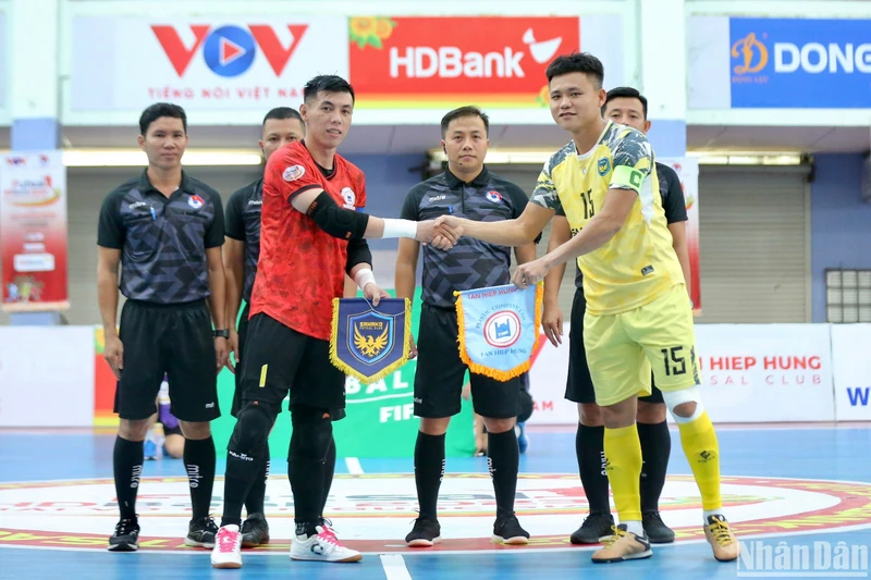 Cầu thủ hai đội Sahako (áo vàng) và Tân Hiệp Hưng bắt tay trước trận đấu.