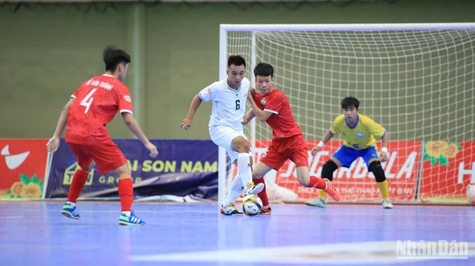 Một pha tranh chấp bóng trong trận đấu giữa Hà Nội và Cao Bằng.