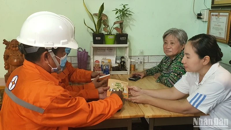 Công nhân ngành điện Thành phố Hồ Chí Minh hướng dẫn người dân cách sử dụng điện hiệu quả.