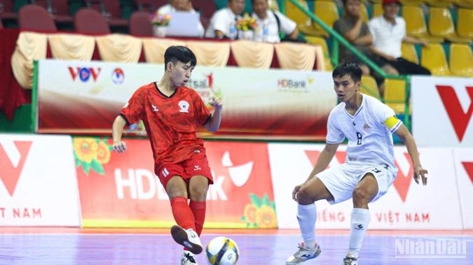 Pha tranh bóng giữa cầu thủ đội Tân Hiệp Hưng (áo đỏ) và đội Cao Bằng trong trận đấu ngày 11/11.