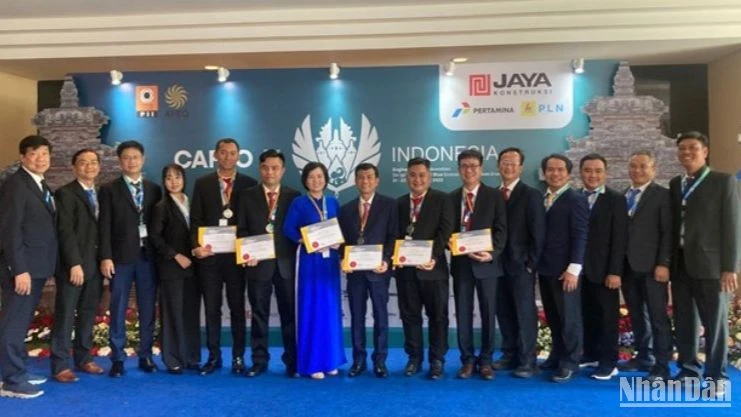 Các kỹ sư nhận chứng chỉ Kỹ sư ASEAN tại Hội nghị CAFEO-41.
