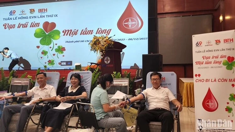Cán bộ, nhân viên, người lao động EVNHCMC hiến máu nhân đạo.