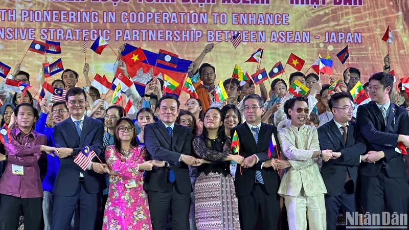 Phó Thủ tướng Chính phủ Trần Lưu Quang và các đại biểu giao lưu tại Festival Thanh niên ASEAN-Nhật Bản năm 2023.
