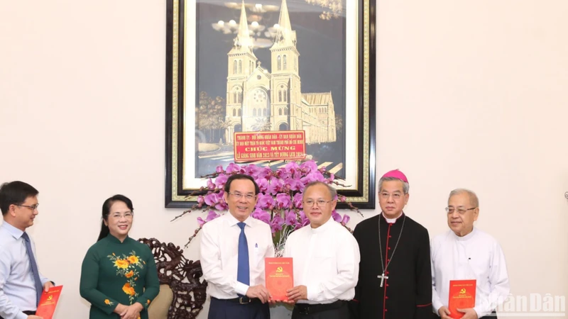 Bí thư Thành ủy Thành phố Hồ Chí Minh Nguyễn Văn Nên cùng các đồng chí trong đoàn chúc mừng Giáng sinh đến Tổng Giáo phận Thành phố Hồ Chí Minh.