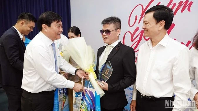 Tổng Biên tập Báo Thanh Niên Nguyễn Ngọc Toàn trao giải cho các tác giả đạt giải.