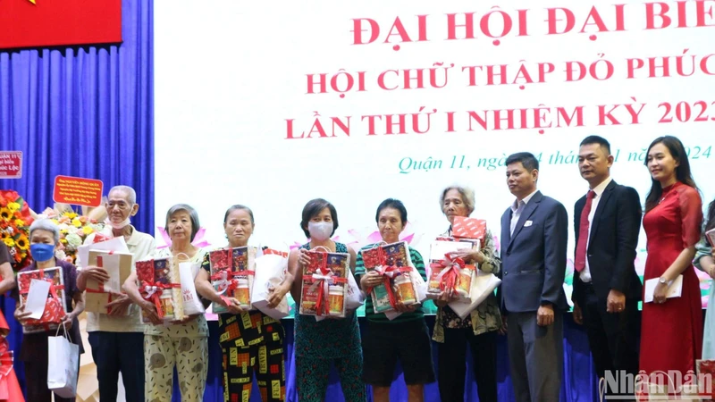 Hội Chữ thập đỏ Phúc Lộc trao quà Tết cho các hoàn cảnh khó khăn trên địa bàn quận 11.